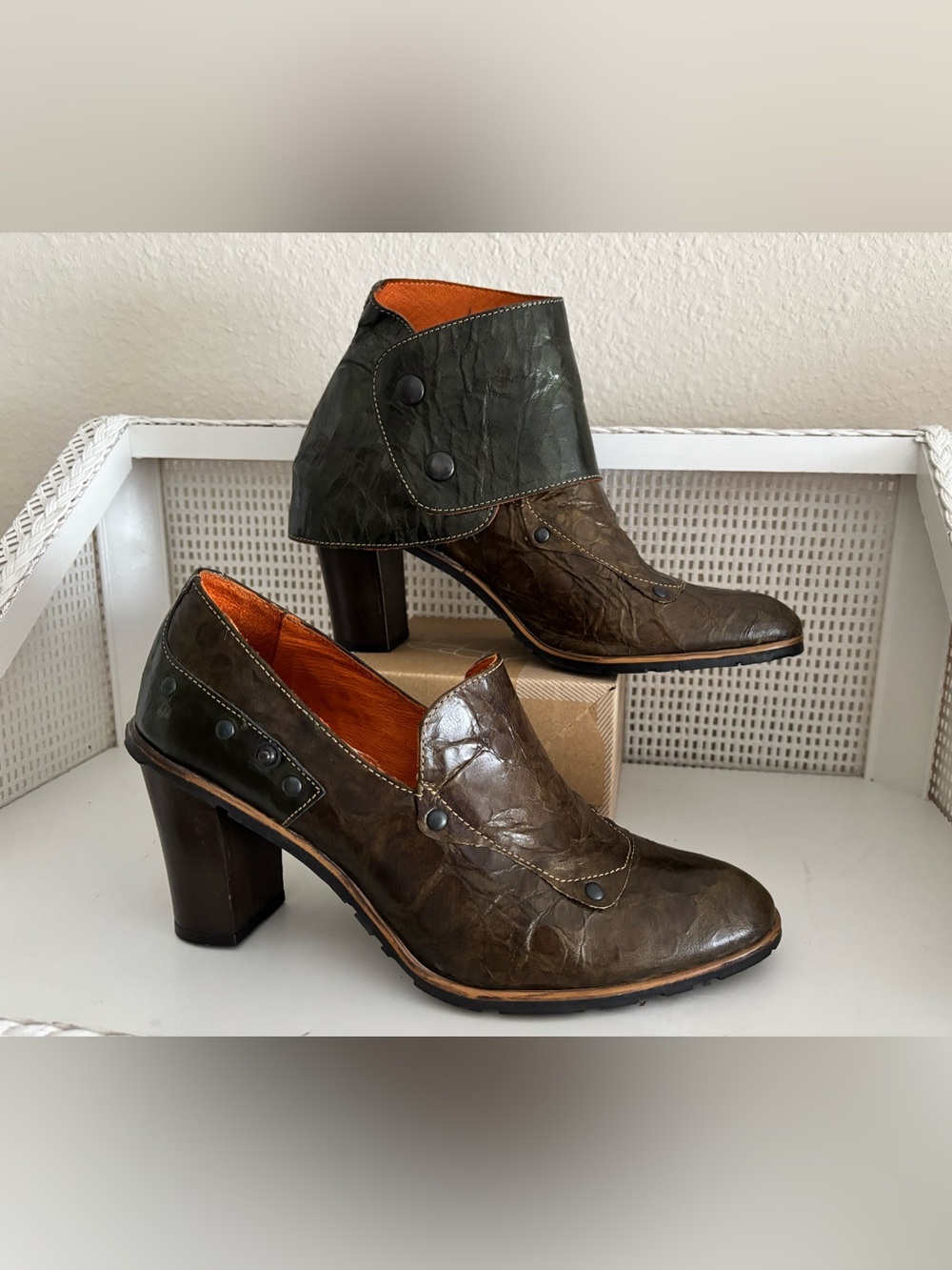 Unique EJECT Brown/Olive Textured Leather Heels w/Snap-On Collars - Like New